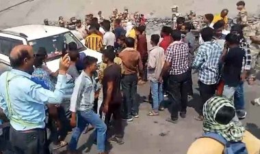 रोजगार मांग रहे युवाओं पर CISF का लाठीचार्ज, जबरन बेरहमी से बरसाई लाठियां, दौड़ा-दौड़ाकर पीटा, प्रदर्शन कर रहे 10 ग्रामीण घायल