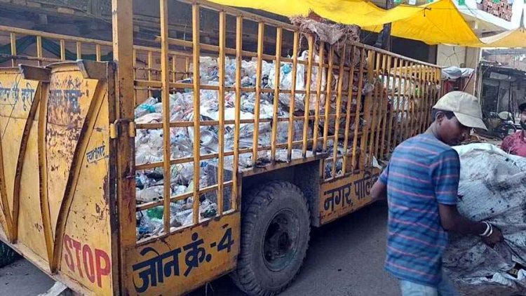 जप्त कबाड़ को दूसरे कबाड़ी को बेचते निगमकर्मी कैमरे में कैद, निगम की गाड़ी बनी दलाल!, यातायात हुआ बाधित, काला कारोबार बेनकाब