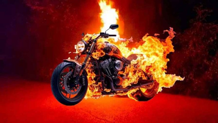 धनतेरस की रात जुआरियों पर कार्रवाई करने गई पुलिस, इधर आरक्षक की बाइक में बदमाशों ने लगा दी आग, मामले की जांच शुरु