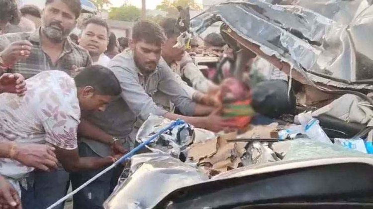 पेट्रोल कंटेनर ने स्कॉर्पियो को मारी जोरदार टक्कर, सड़क पर फैल गई शराब, आबकारी आरक्षक की मौत, ड्राइवर की हालत नाजुक