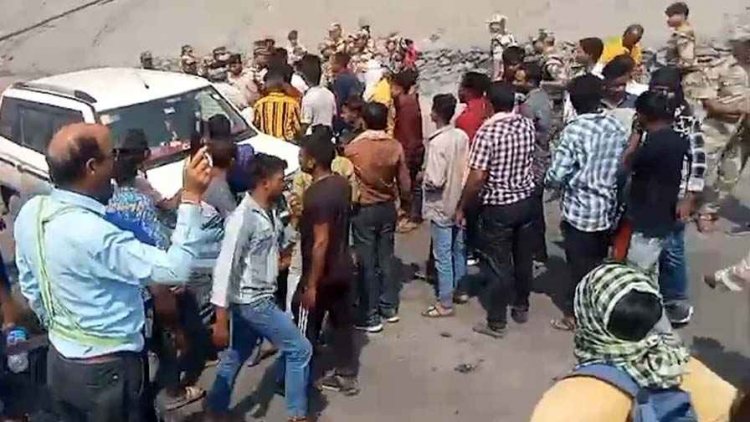 रोजगार मांग रहे युवाओं पर CISF का लाठीचार्ज, जबरन बेरहमी से बरसाई लाठियां, दौड़ा-दौड़ाकर पीटा, प्रदर्शन कर रहे 10 ग्रामीण घायल