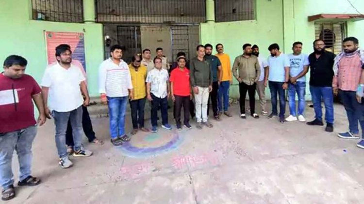 महासमुंद के होटल बाला जी में BJP नेताओं और नामचीन व्यापारियों समेत 18 लोग गिरफ्तार, 7 लाख बरामद, सियासत और प्रशासन में मचा हड़कंप