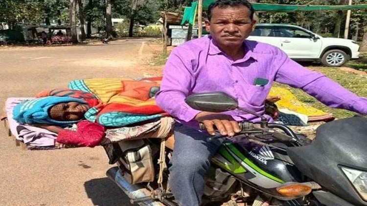 कैंसर पीड़ित पत्नी को बाइक पर लेकर भटक रहा पति, कबीरधाम में जेवर, बर्तन और अनाज तक बेचा, इलाज के लिए मिला 10 हजार, वेंटिलेटर पर मानवता