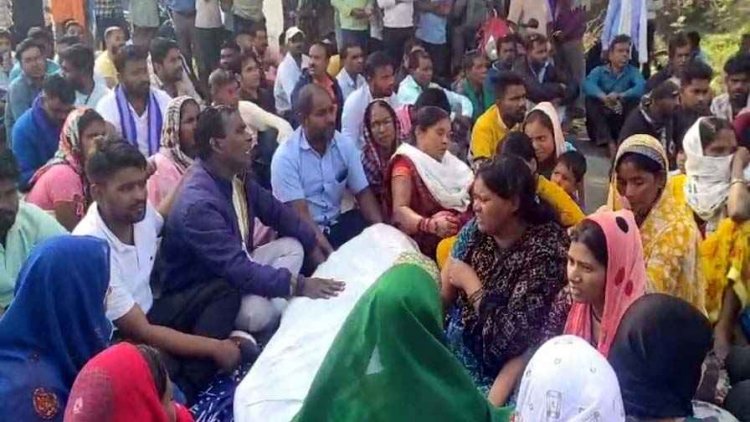 ट्रक ने युवक-युवती को कुचला, लड़के ने तोड़ा दम, लड़की घायल, 3 गंभीर, आक्रोशित परिजनों ने सड़क पर शव रखकर किया चक्का जाम