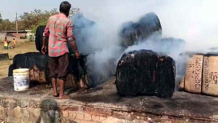 धान खरीदी के बीच कई जगह बारदानों में लग रही आग, अलग-अलग केंद्रों में लाखों बोरे जलकर खाक, हादसा या कुछ और?, जांच की मांग