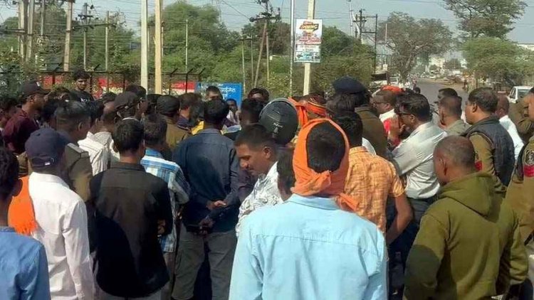 ट्रांसफार्मर ठीक करते कर्मचारी की करंट लगने से मौत, ग्रामीणों ने किया चक्काजाम, लगाया लापरवाही का आरोप, जांच के आदेश जारी