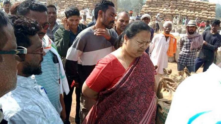 धान खरीदी केंद्रों में प्रति बोरा एक किलो ज्य्यादा धान तौलने पर भड़कीं पूर्व मंत्री भेड़िया, सड़ गया पीडीएस का 1200 बोरा चावल, जिम्मेदार कौन?
