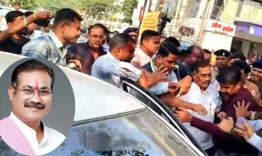 छत्तीसगढ़िया क्रांति सेना के अमित बघेल ने किया सरेंडर, उसी बीच मां का निधन, कोर्ट परिसर में उमड़ी भारी भीड़ ने पुलिस के साथ की झूमाझटकी