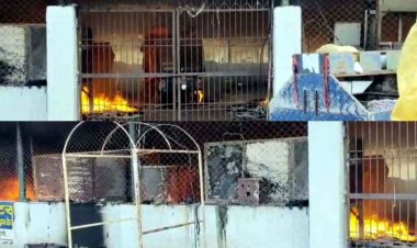 मगरलोड मणिकंचन में लगी भीषण आग।आग में जलकर 4 ई-रिक्शा समेत लाखों की संपत्ति जलकर खाक, कई मशीनें स्वाहा, मचा हड़कंप