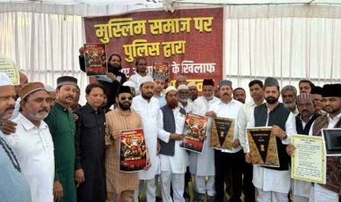 रायपुर पुलिस की अवैधानिक कार्यवाही का विरोध, सड़कों पर उतरे आक्रोशित मुस्लिम समाज के हजारों लोग, धरना प्रदर्शन और मौन जुलूस