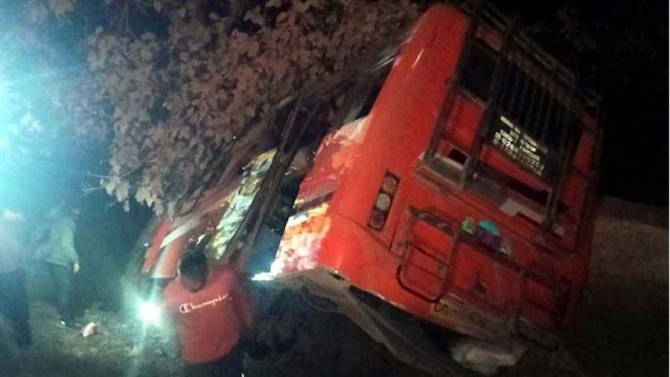 सड़क पर गड्ढों की वजह से पलटी बस, एक यात्री की मौत, कई घायल, हादसे का वीडियो आया सामने, खराब सड़को के चलते लगातार हो रहे हादसे