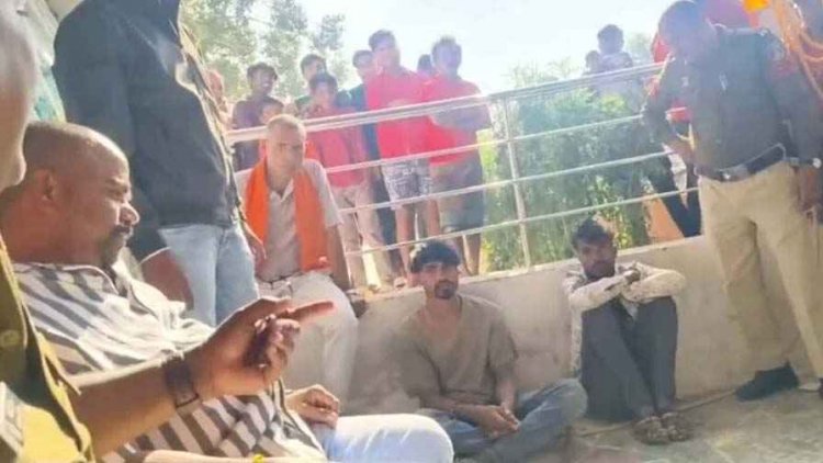 संवेदनशील मामले में पुलिस का अमानवीय कृत्य!, छात्राओं से छेड़खानी, पुलिस हिरासत में दो आरोपी, पिटाई का वीडियो वायरल होने से उठे सवाल