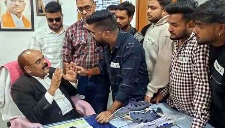 कॉलेज में NSUI का हंगामा, महिला सफाई कर्मियों के साथ अभद्र व्यवहार का आरोप, कार्यकर्ताओं ने प्रिंसिपल को जूते-चप्पलों की माला पहनाने का किया प्रयास