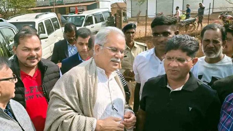 स्टॉक से अधिक धान मिलने का मामला, शिकायत पर पूर्व मुख्यमंत्री भूपेश बघेल पहुंचे धान खरीदी केंद्र, बिना टोकन जमा हुआ हजारों बोरा धान