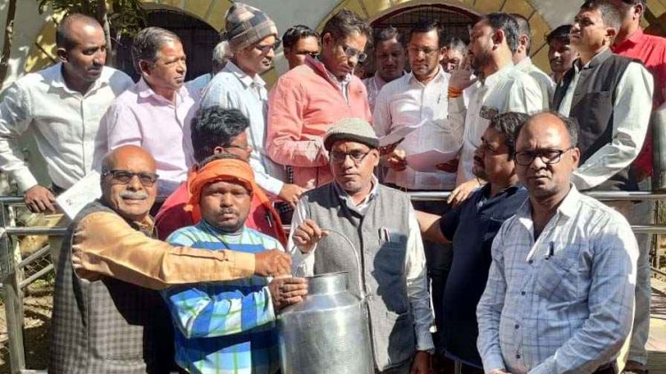 वचन डेयरी के कथित भ्रामक एवं आपत्तिजनक विज्ञापन के विरोध में यादव समाज ने कलेक्टर को सौंपा ज्ञापन, तत्काल रोक लगाने की मांग