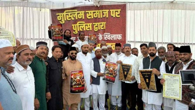 रायपुर पुलिस की अवैधानिक कार्यवाही का विरोध, सड़कों पर उतरे आक्रोशित मुस्लिम समाज के हजारों लोग, धरना प्रदर्शन और मौन जुलूस