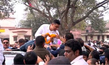 जन्मदिन पर जेल से रिहा हुए बेटे को लेने खुद कार चलाकर पहुंचे भूपेश बघेल, चैतन्य को कंधे पर बैठाकर झूमे कांग्रेसी, समर्थकों में उत्साह