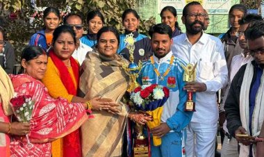 कुरुद के लाल नरेन्द्र कुमार का जोशीला स्वागत, नेपाल में बाल बैडमिंटन प्रतियोगिता में गोल्ड मैडल जीतकर बढ़ाया छत्तीसगढ़ का मान