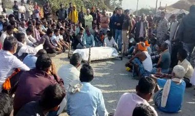जंगल में मिली बुजुर्ग की गर्दन कटी लाश, फैली सनसनी, कुल्हाड़ी बरामद, गुस्साए परिजन और ग्रामीणों ने शव रखकर किया सड़क जाम