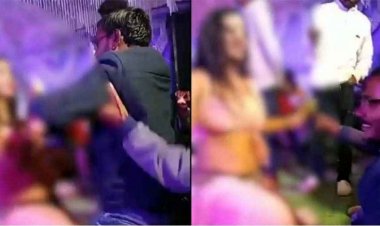 डांस की आड़ में अश्लीलता का नंगा खेल, तीसरा मामला, नाचा कार्यक्रम में नोट उड़ाते नजर आए रोजगार सहायक, वीडियो जमकर वायरल