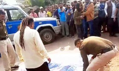 रेत से भरी हाईवा ने लिया स्कूटी सवार को मारी जोरदार टक्कर, चपेट में युवती की मौत, बौखलाए ग्रामीणों ने किया हंगामा, पसरा मातम, वाहन जप्त