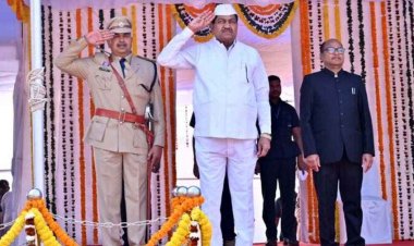 गरियाबंद और रायपुर समेत देश भर में हर्षाेल्लास के साथ मनाया गया गणतंत्र दिवस, राष्ट्रीय ध्वज फहरा कर ली परेड की सलामी, फहराया तिरंगा