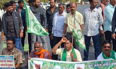 धान खरीदी से वंचित किसानों के पंजीयन व खरीदी अवधि बढ़ाने की मांग, टोल प्लाजा के पास आरंग में चक्का जाम कर जमकर प्रदर्शन