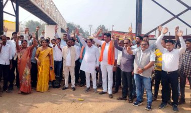 राजिम कल्प कुंभ में मनमानी वसूली व उपेक्षा के आरोप, जनपद पंचायत मगरलोड के साथ सौतेला व्यवहार, भाजपा नेता के साथ व्यापारियों का धरना