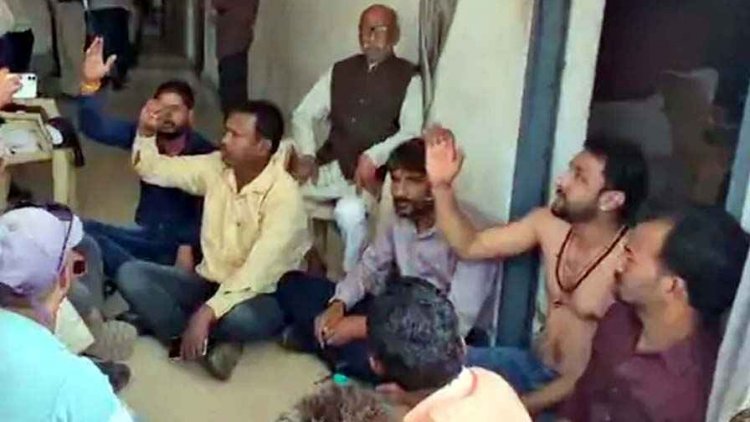 तहसील कार्यालय के सामने अर्धनग्न होकर प्रदर्शन और नारेबाजी, पूर्व जनपद सभापति बताकर महिला तहसीलदार को धमकाने का आरोप