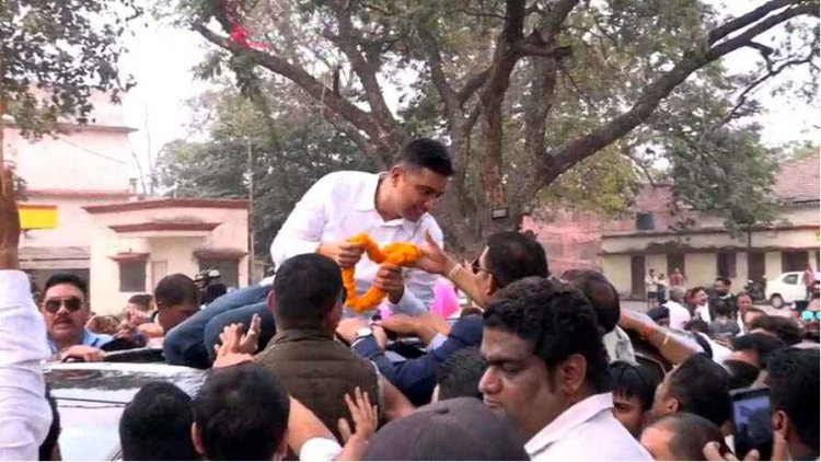 जन्मदिन पर जेल से रिहा हुए बेटे को लेने खुद कार चलाकर पहुंचे भूपेश बघेल, चैतन्य को कंधे पर बैठाकर झूमे कांग्रेसी, समर्थकों में उत्साह