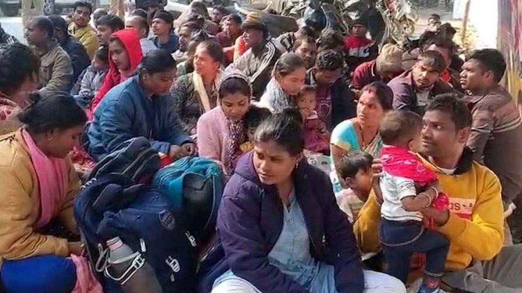 गृहमंत्री विजय शर्मा के बंगले के सामने CAF कैंडिडेट्स का हंगामा, धरना स्थल परअभ्यर्थी की बिगड़ी तबीयत, कंधे पर लादकर ले गए अस्पताल