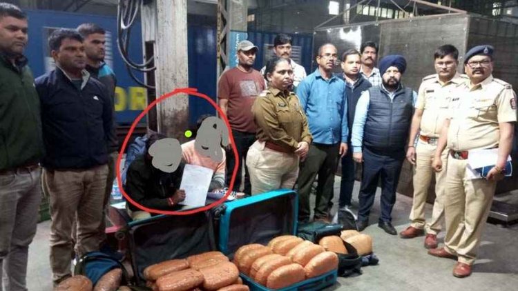 ट्रेन में बैग की तलाशी, मुंबई-हावड़ा मेल से 30 लाख का गांजा जब्त, रेलवे सुरक्षा बल की टीम ने दो तस्करों को गिरफ्तार कर भेजा जेल