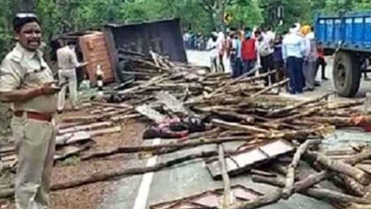 बाइक को रौंदते हुए किराना दुकान में घुसा तेज रफ्तार ट्रक, दोस्त को छोड़ने जा रहे 2 मोटर साइकिल सवारों की मौत, एक घायल, गांव में पसरा मातम