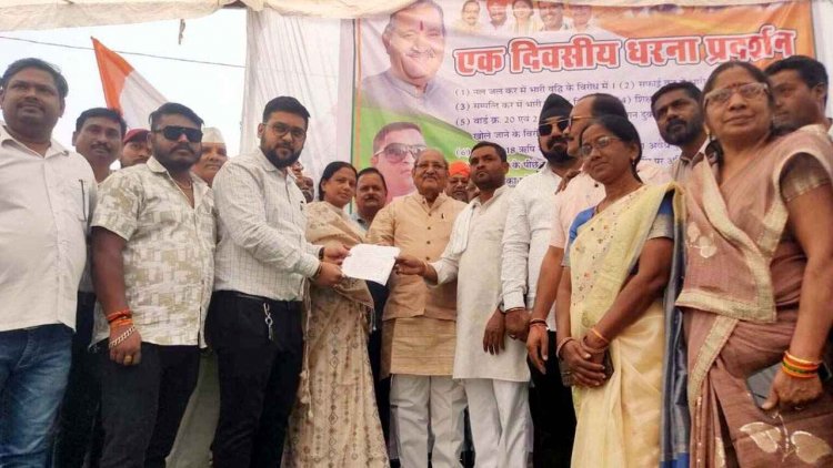 नवापारा राजिम में कर वृद्धि व अव्यवस्थाओं को लेकर नागरिकों में आक्रोश, जमकर किया विरोध प्रदर्शन, CMO के नाम सौंपा ज्ञापन