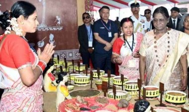 राष्ट्रपति द्रौपदी मुर्मू ने बस्तर पंडुम 2026 में आदिवासी कला प्रदर्शनी का किया अवलोकन, ढोकरा शिल्प से लेकर चापड़ा चटनी की ली जानकारी