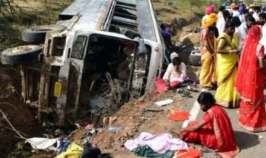 मुख्यमंत्री कन्या विवाह में शामिल होने महामाया मंदिर जा रहे 108 दूल्हे-दुल्हनिया की बस गड्ढे में गिरी, ड्राइवर-कंडक्टर फरार, तड़पते रहे घायल