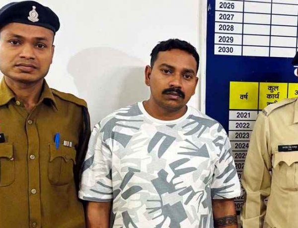 रायपुर में मंदिर के पीछे आरक्षक हेरोइन समेत गिरफ्तार, पुलिस ने NDPS एक्ट में हिमांशु बर्मन के खिलाफ किया FIR दर्ज, महकमे में मचा हड़कंप