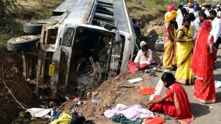 मुख्यमंत्री कन्या विवाह में शामिल होने महामाया मंदिर जा रहे 108 दूल्हे-दुल्हनिया की बस गड्ढे में गिरी, ड्राइवर-कंडक्टर फरार, तड़पते रहे घायल