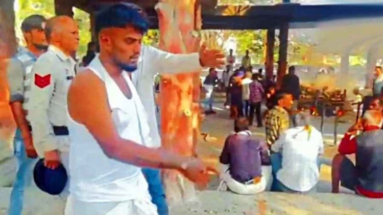 शराब बेचने के जुर्म में बेकसूर को गिरफ्तार करने का आरोप, सदमे से मां की मौत, हंगामा हुआ तो अंत्येष्टि के लिए मिला पैरोल, बिना सबूत कार्रवाई!