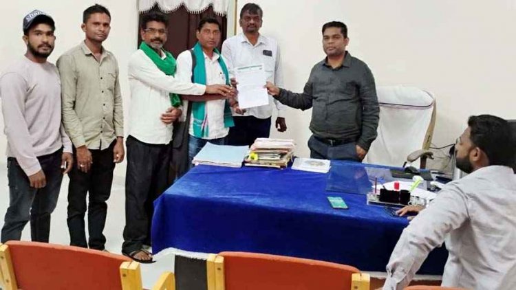 अमेरिका-भारत व्यापार समझौता रद्द करने राष्ट्रपति के नाम सौंपा ज्ञापन, किसानों ने संयुक्त घोषणा की प्रतियां जलाकर किया जमकर विरोध प्रदर्शन