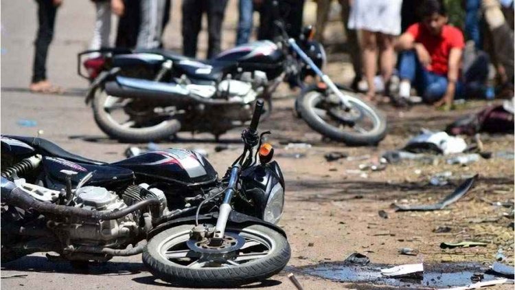 दो तेज रफ्तार बाइक की आपस में टक्कर,  पति-पत्नी समेत 3 की गई जान, एक गंभीर, इधर बस और कैप्सूल वाहन की भिड़ंत,  24 लोग घायल