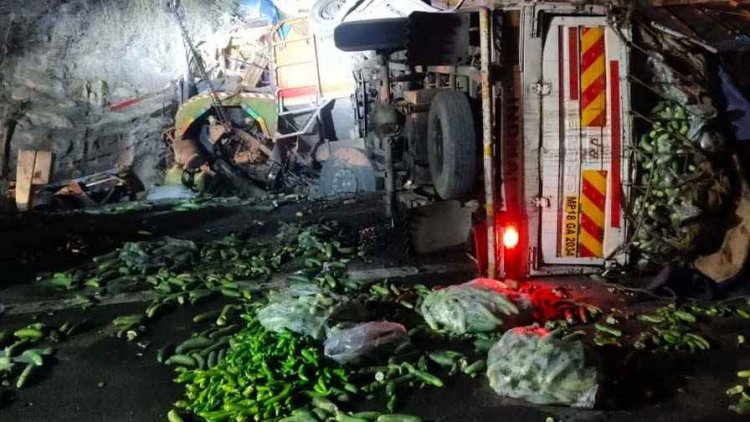 पुल पर भीषण सड़क हादसा, हाइवा-पिकअप की टक्कर में ड्राइवर और हेल्पर की मौत, एक घायल, कड़ी मशक्कत के बाद निकाला गया हाइवा चालक