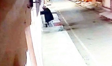 अज्ञात बदमाश ने वकील के घर पेट्रोल डालकर लगाई आग, फैली सनसनी, युवक की करतूत सीसीटीवी में कैद, पुलिस कर रही आरोपी को तलाश