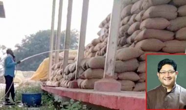 धान खरीदी केंद्र में घोटाले का खेल!, सहकारी समिति में कर्मचारी बोरियों में पाइप से डाल रहे पानी, ग्रामीणों ने पकड़ा रंगे हाथ, वीडियो वायरल, मचा हड़कंप