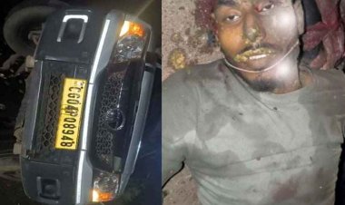 नेशनल हाईवे पर आयरन से लदे तेज रफ्तार ट्रक ने सड़क किनारे खड़ी पिकअप को मारी टक्कर, तरबूज से भरी गाड़ी पलटी, ड्राइवर की मौत, कंडक्टर घायल