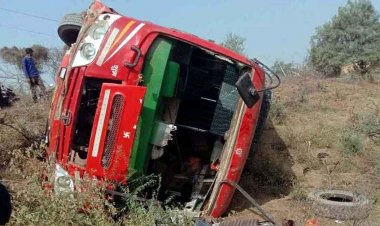 तेज रफ्तार और जर्जर सड़क का कहर, यात्रियों से भरी बस पलटी, आधा दर्जन यात्री घायल, मची चीख-पुकार, लोगों में आक्रोश, जांच में जुटी पुलिस