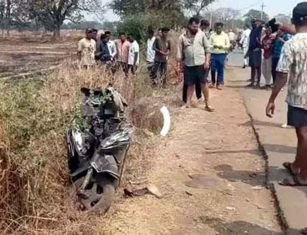 नशे में धुत चालक की लापरवाही, तेज रफ्तार क्रूजर ने बाइक और स्कूटी को मारी जोरदार टक्कर, एक की मौके पर मौत, दो युवती समेत तीन घायल