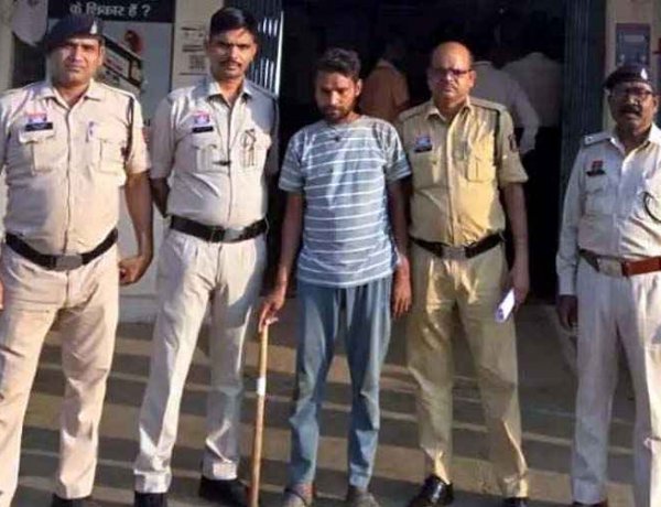 शराब पीने से रोकने पर बेटे ने मां पर कियस हमला, कुल्हाड़ी से गले पर किया जानलेवा वार, हालत नाजुक, आरोपी बेटा गिरफ्तार होकर पहुंचा जेल