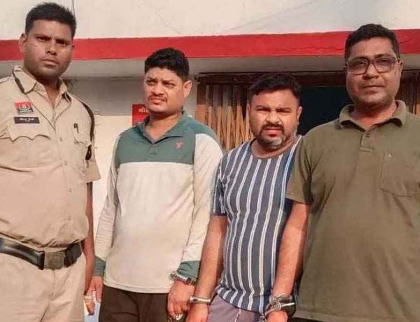 तेज साउंड में गाना बजाने पर विवाद, फ्लैट में घुसे 4-5 लोग, तोड़फोड़ कर की मारपीट, प्रॉपर्टी डीलर के बेटे को मारा चाकू,तीन आरोपी गिरफ्तार