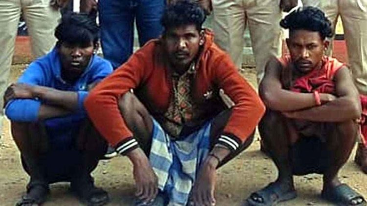 आग लगाकर फंदे बिछा रहे तीन शिकारी गिरफ्तार, उदंती-सीतानदी टाइगर रिजर्व में अवैध शिकार की साजिश फेल, फंदा और कुल्हाड़ी जब्त